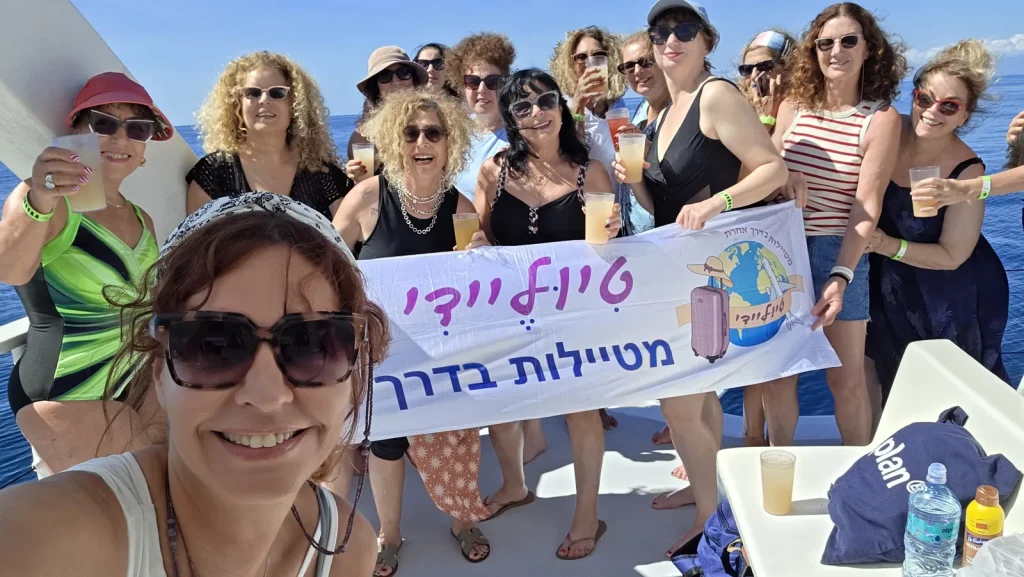 קבוצת טיוליידי עם השלט על סיפון סירה